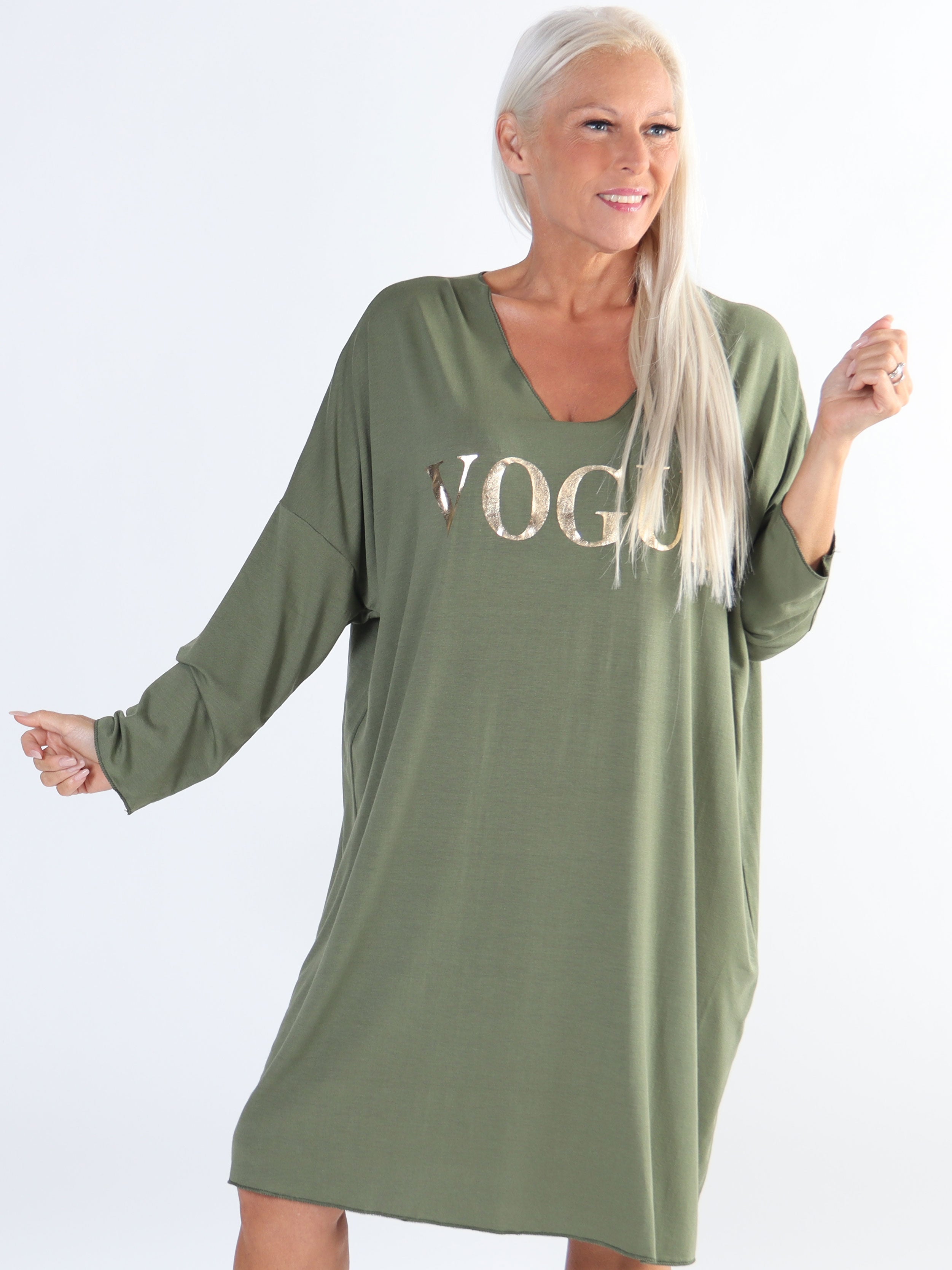Vogue Long Sleeve - Langærmet plus size kjole i viskose med guld skrift
